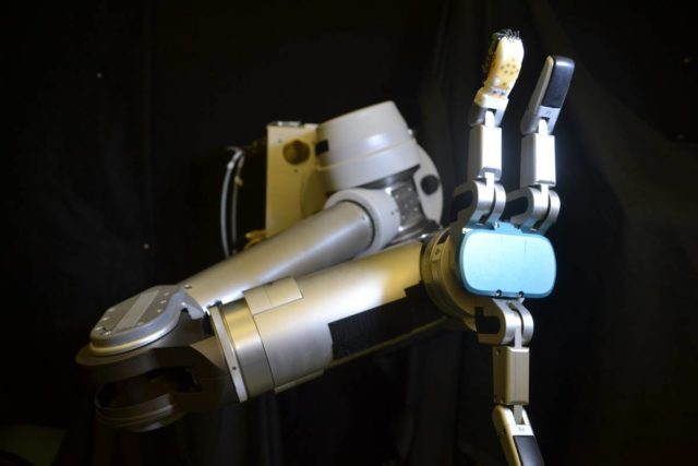 پوست انعطاف‌پذیر تولیدی توسط محققان به ربات‌ها حس لامسه اضافه می‌کند