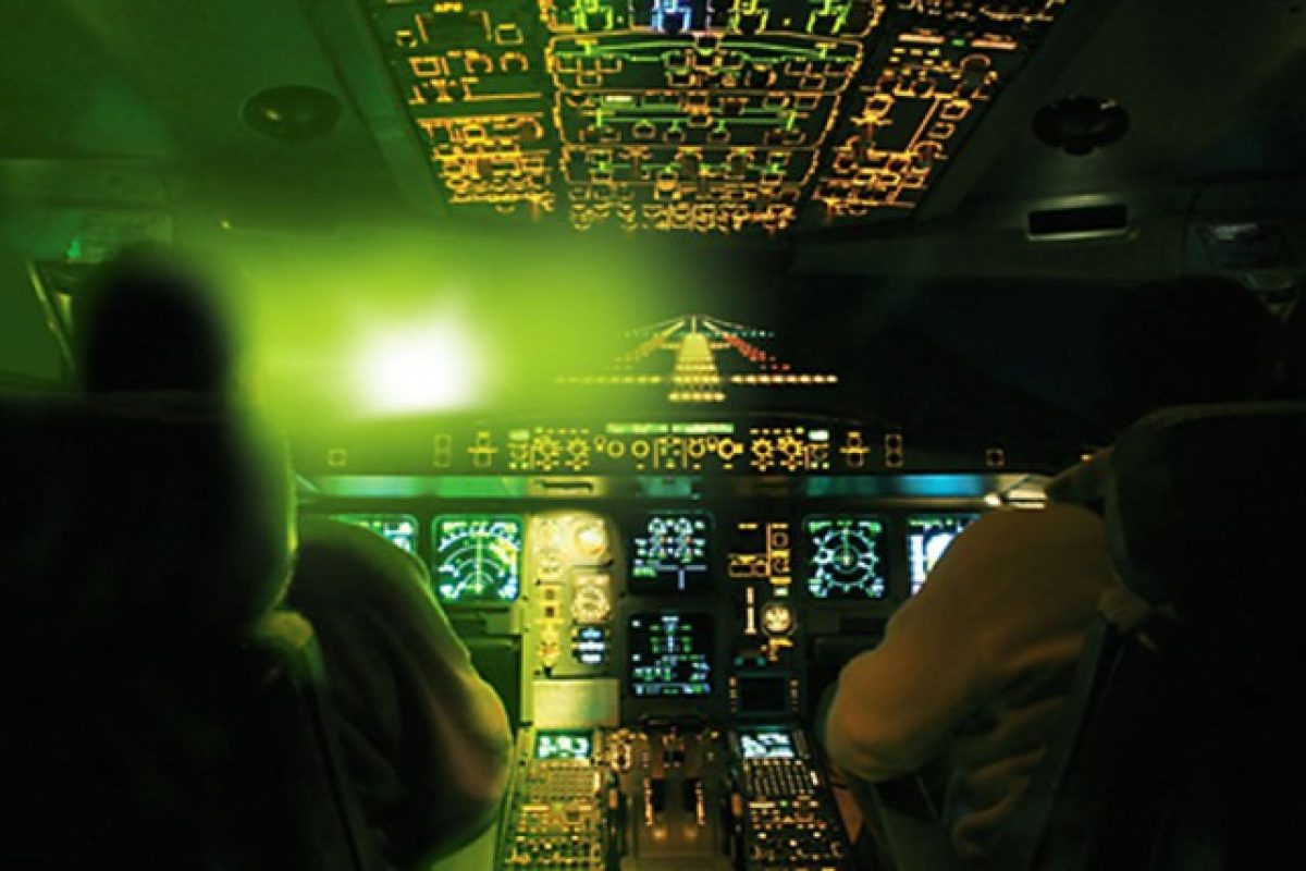 چگونه یک نور لیزری کوچک می‌تواند موجب سقوط هواپیما شود؟