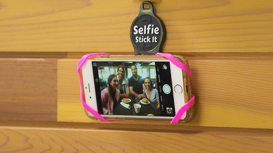 با Selfie Stick بدون نیاز به مونوپاد عکس‌های سلفی بگیرید