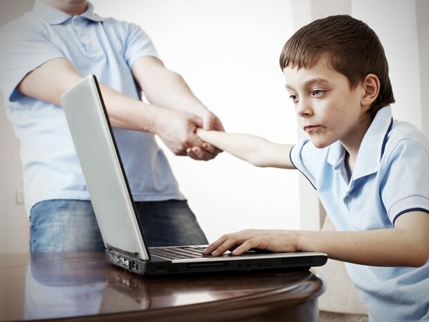 انگلیس از کودکان در فضای آنلاین حفاظت می‌کند