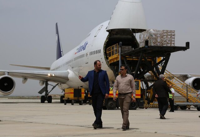 هواپیمای حامل تجهیزات رایانه‌ای از امارات در کرج فرود آمد(+تصاویر)