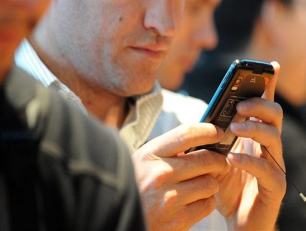 یک چهارم نوجوانان انگلیسی به تلفن همراه اعتیاد دارند
