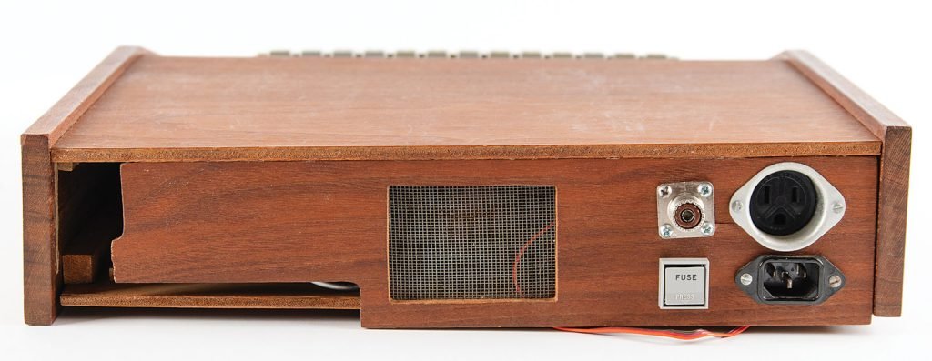 کامپیوتر Apple-1 با کیس چوبی با قیمت نزدیک به نیم میلیون دلار در حراجی فروخته شد
