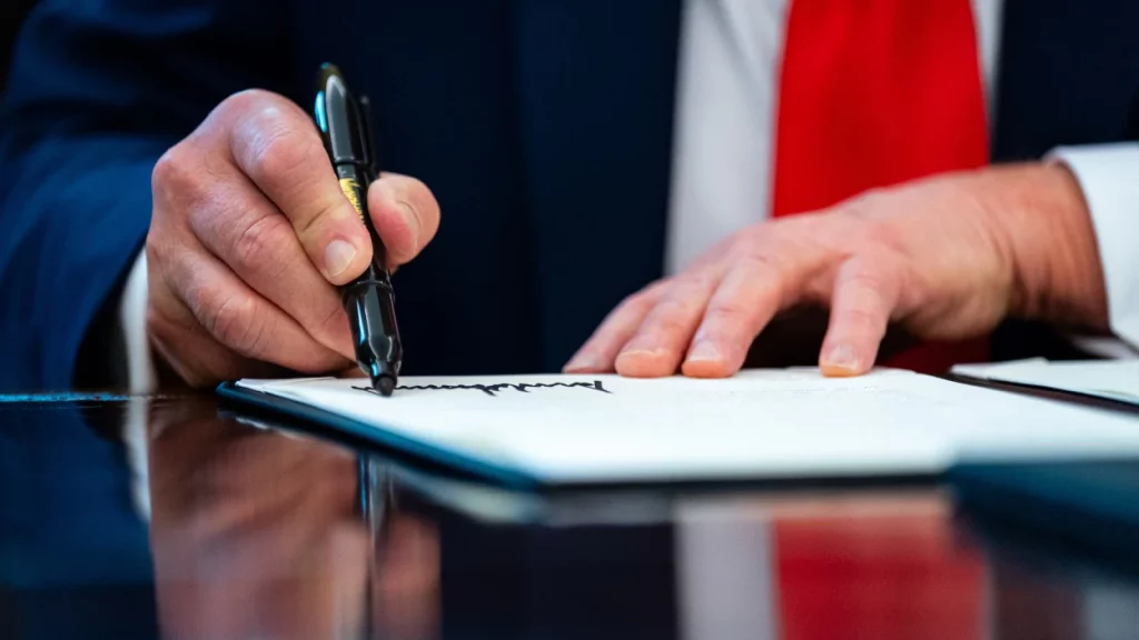 ترامپ ایالت‌های آمریکا را از قانون‌گذاری مستقل برای هوش مصنوعی منع می‌کند