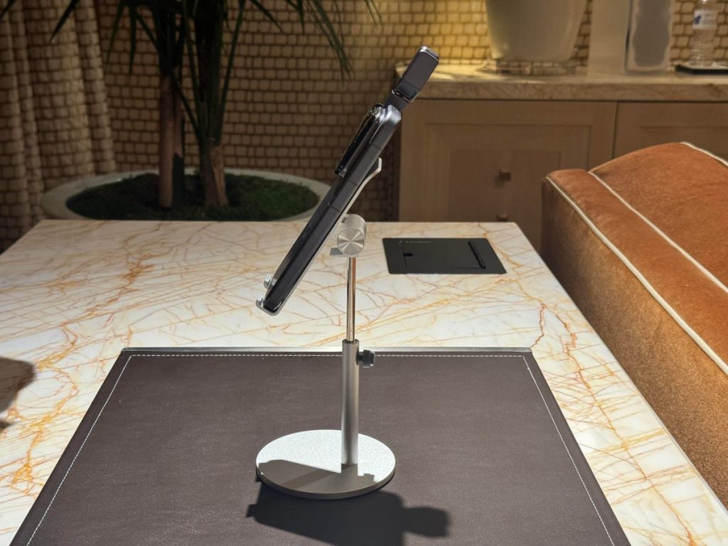 گوشی رباتیک آنر با دوربین گیمبال‌دار در CES ۲۰۲۶ به نمایش درآمد