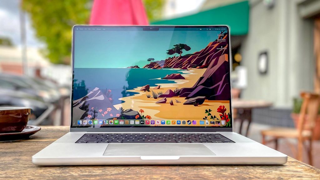 گزارش کاربر مک‌بوک پرو M5 Max: دمای بیش از حد باعث گیر کردن کلید Delete در بدنه شد